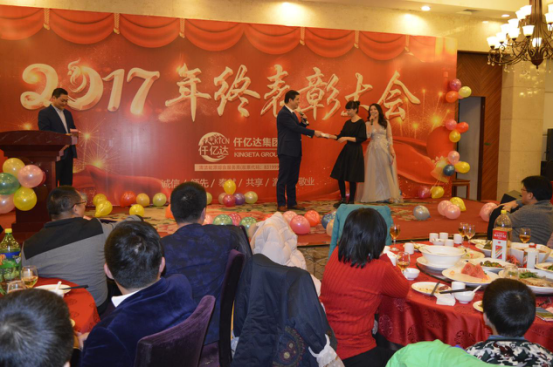 董事長鄭兩斌先生抽取、頒發(fā)終級幸運(yùn)獎(jiǎng)