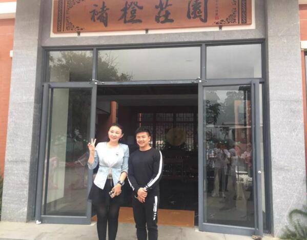 仟億達(dá)集團(tuán)總裁(左)與型動體育始人、奧運陳一冰(右)